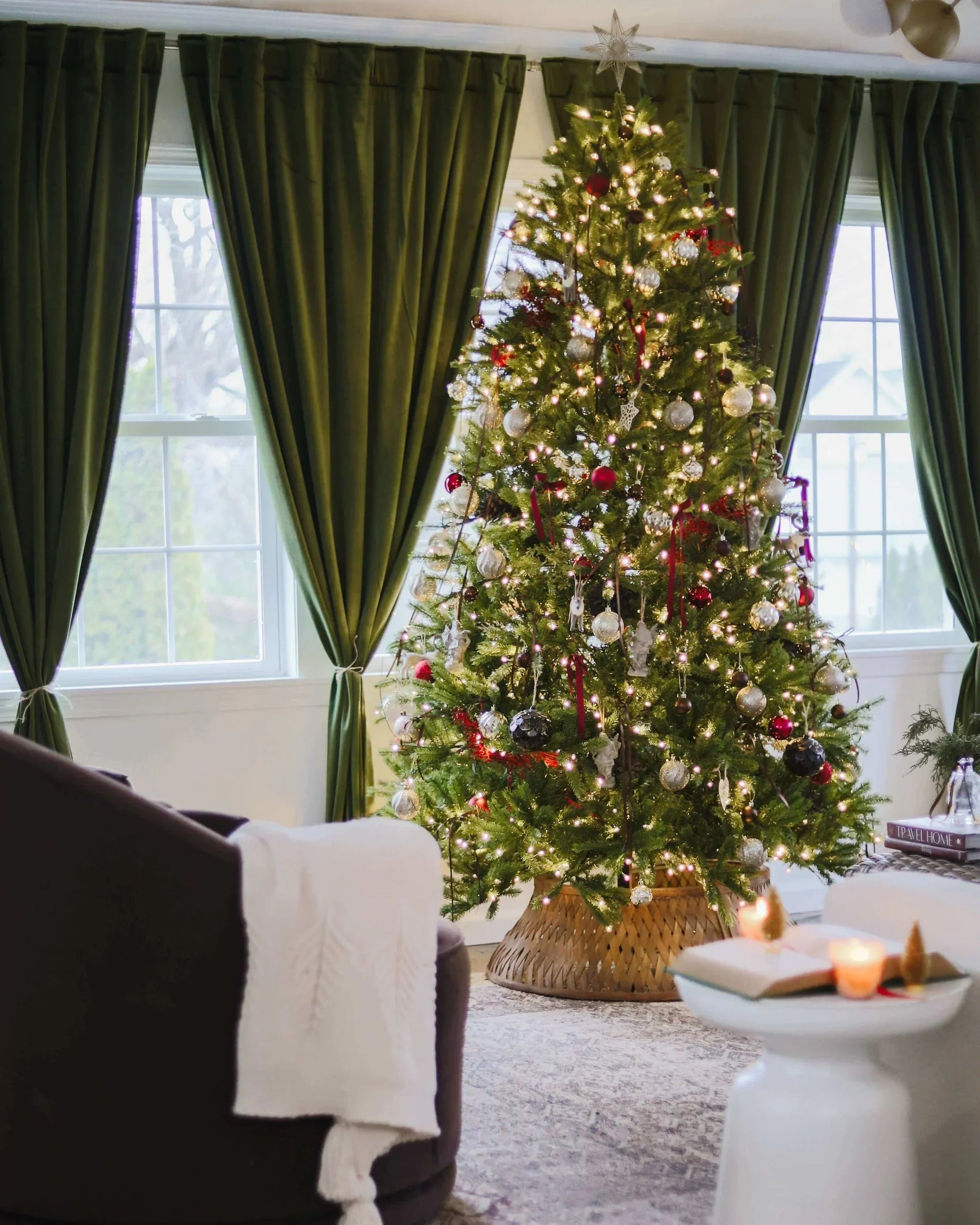 Árvore de Natal artificial de abeto King Fraser de 6,5 pés com 750 luzes LED brancas quentes