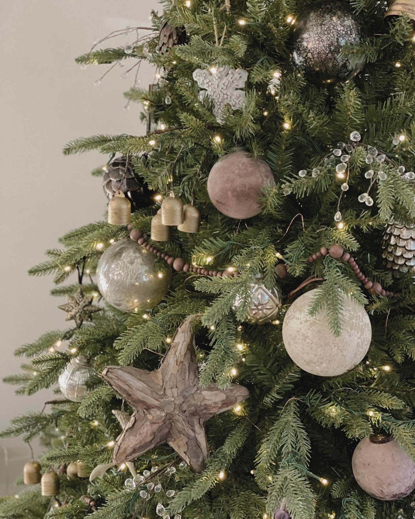 Árvore de Natal artificial de abeto alpino de 7,5 pés com 800 luzes LED brancas quentes
