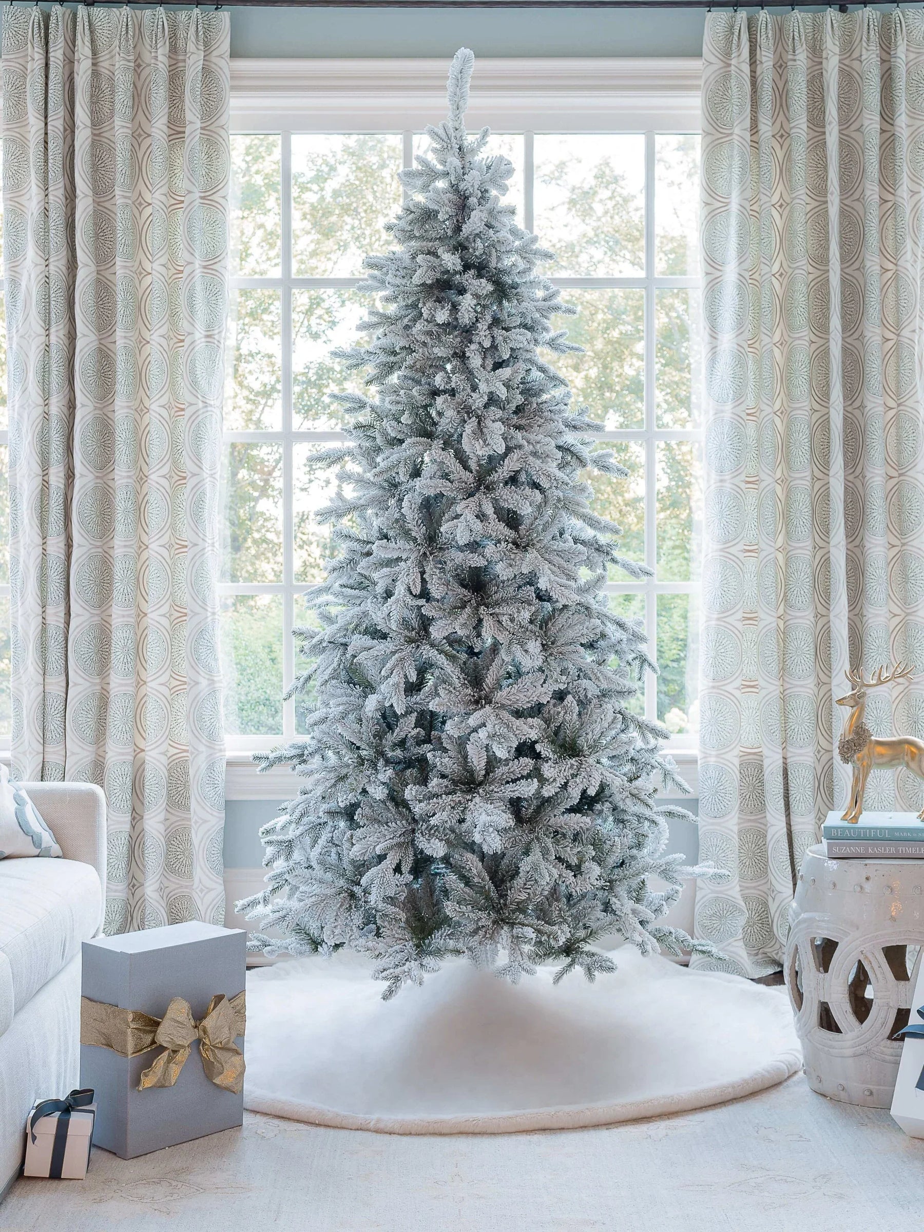 Árvore de Natal artificial fina Queen Flock® de 7,5 pés com 650 luzes LED brancas quentes