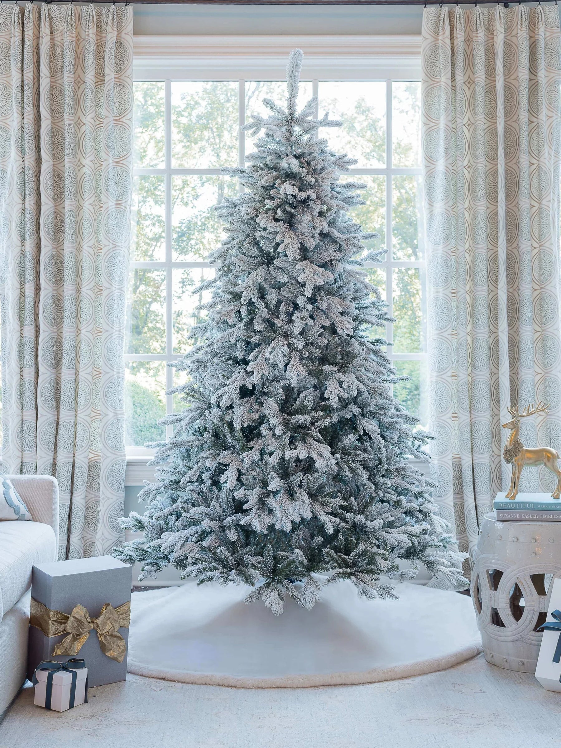 Árvore de Natal artificial Queen Flock® de 6,5 pés com 650 luzes LED brancas quentes
