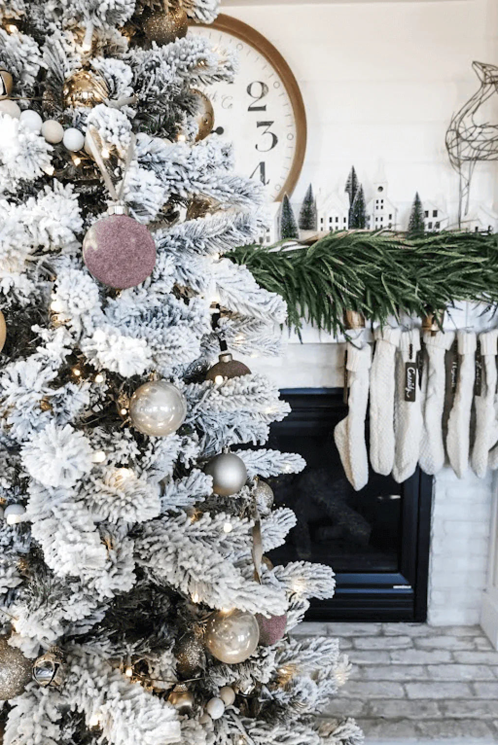Árvore de Natal artificial fina King Flock® de 9 pés com 900 luzes LED brancas quentes