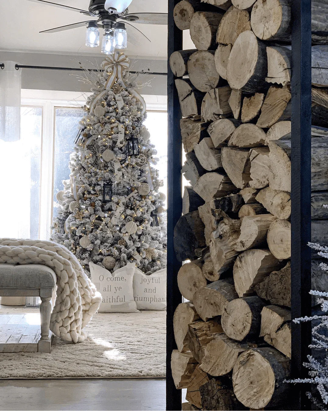 Árvore de Natal artificial King Flock® de 6,5 pés com 600 luzes LED brancas quentes