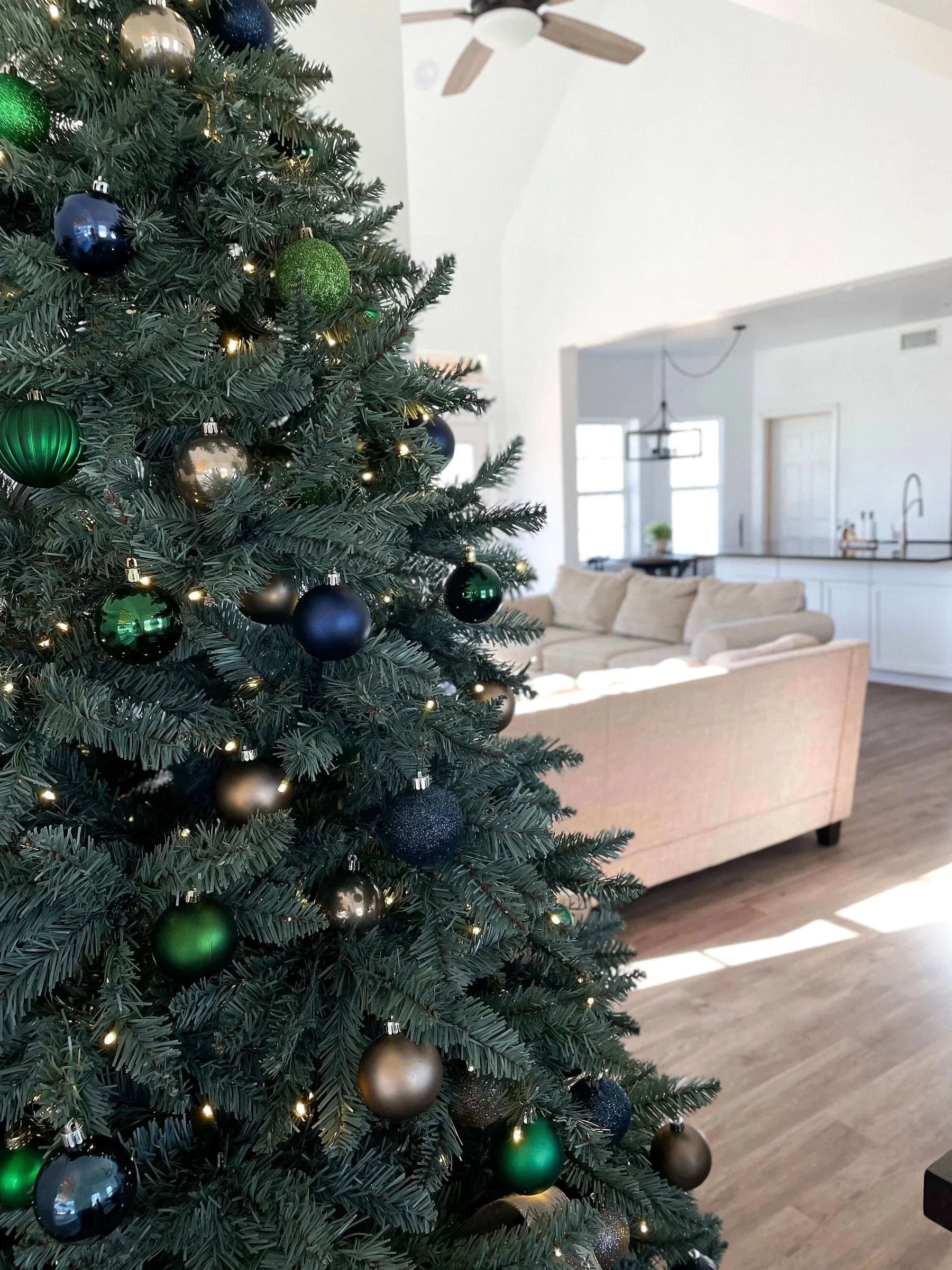 Árvore de Natal artificial de abeto azul Tribeca de 7 pés com 550 luzes LED brancas quentes