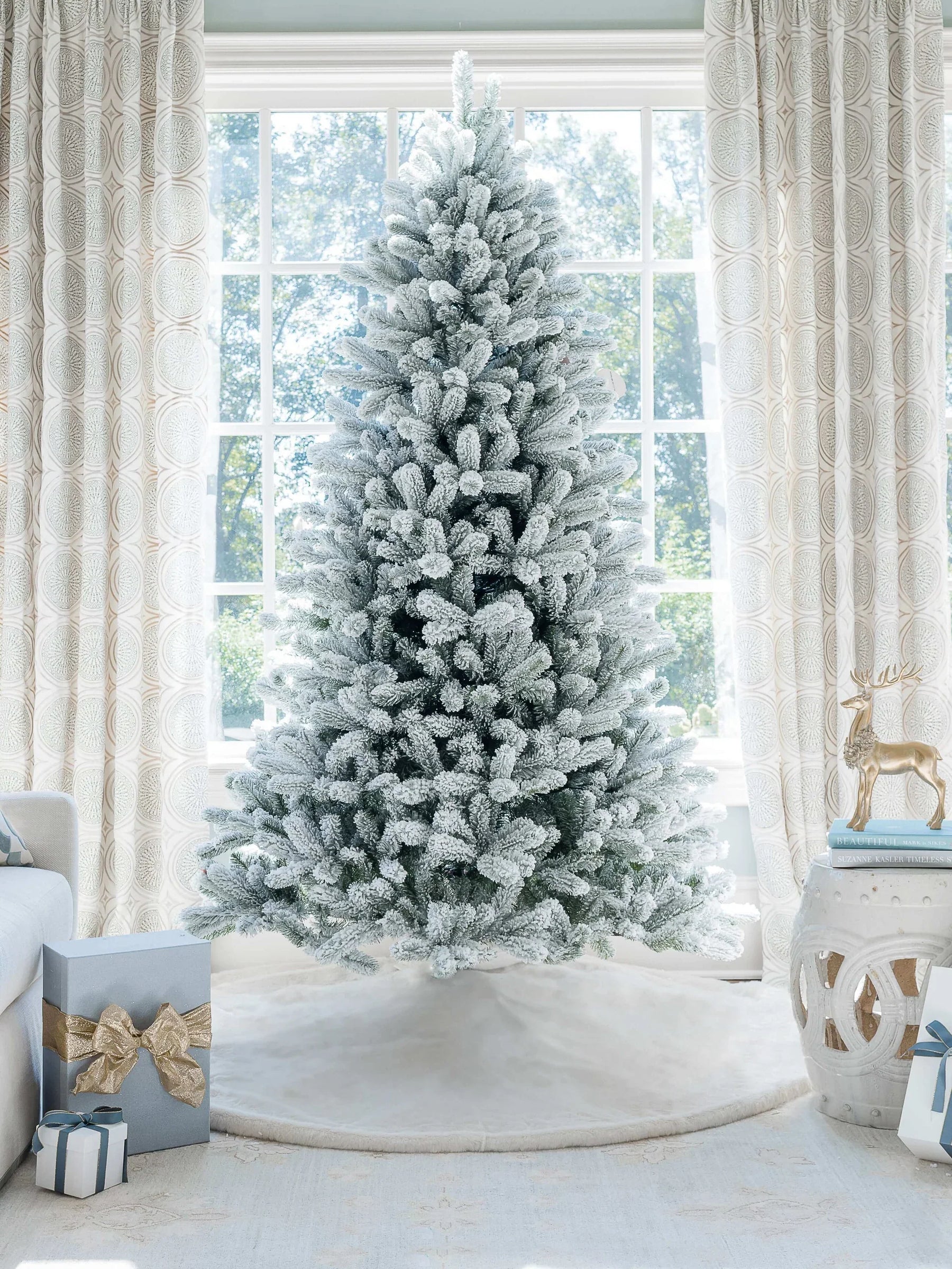Árvore de Natal artificial King Flock® de 6,5 pés com 600 luzes LED brancas quentes
