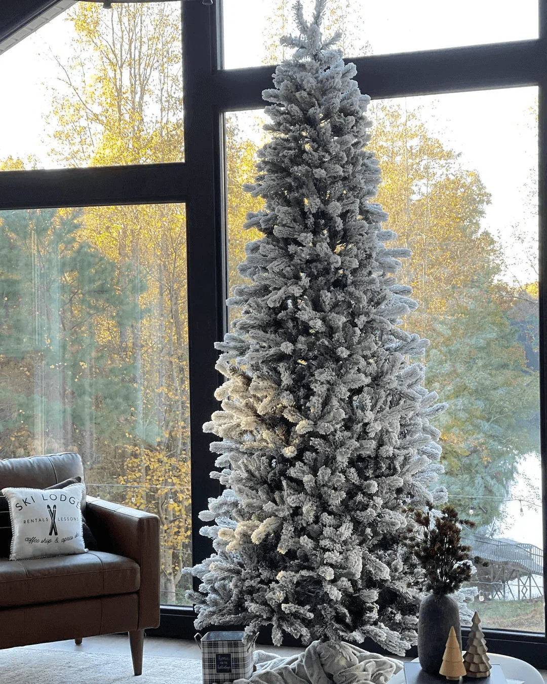 Árvore de Natal artificial fina King Flock® de 8 pés com 700 luzes LED brancas quentes