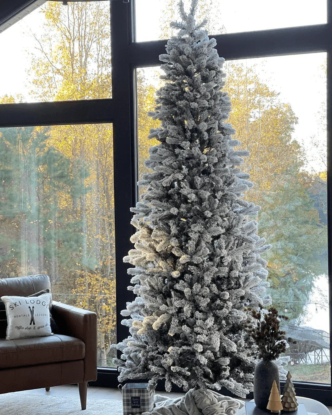 Árvore de Natal artificial fina King Flock® de 9 pés com 900 luzes LED brancas quentes