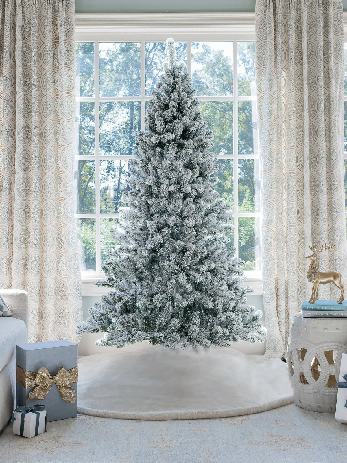 Árvore de Natal artificial Prince Flock® de 8 pés com 550 luzes LED brancas quentes