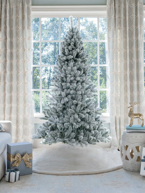 Árvore de Natal artificial Prince Flock® de 8 pés com 550 luzes LED brancas quentes