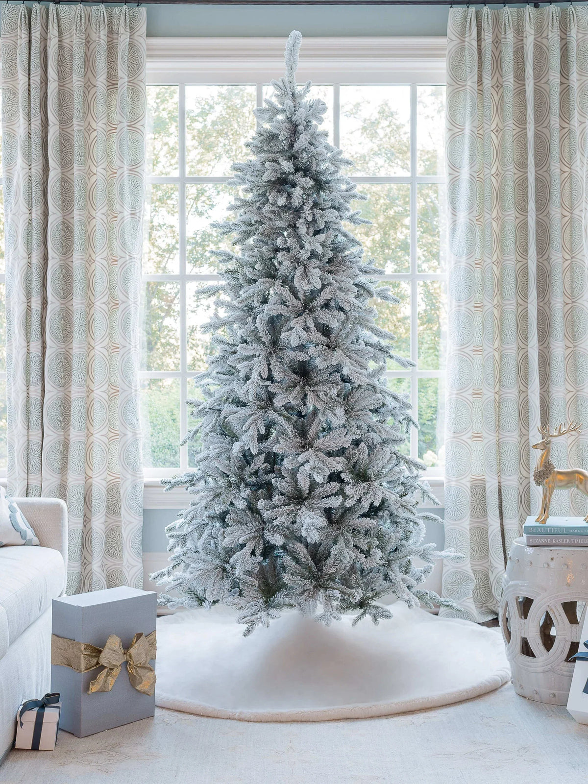 Árvore de Natal artificial fina Queen Flock® de 6,5 pés com 500 luzes LED brancas quentes