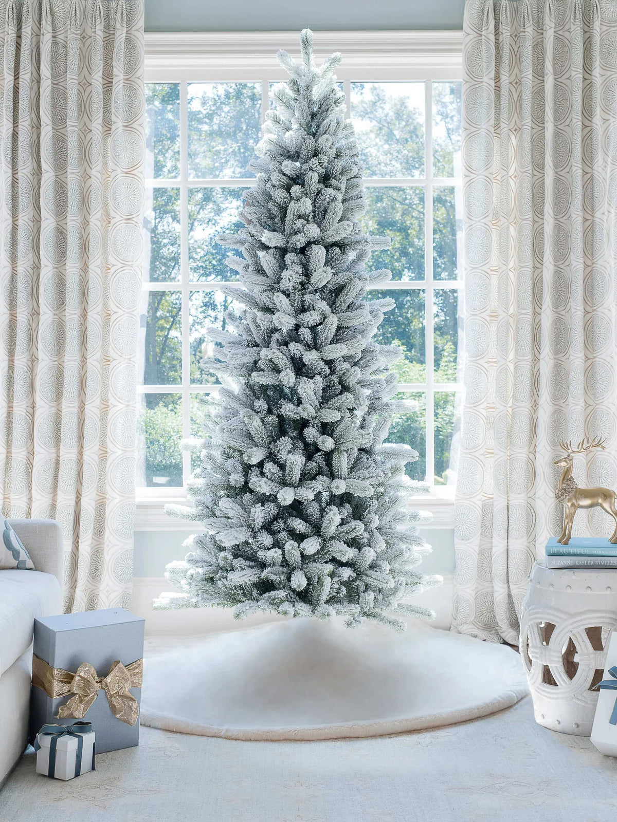 Árvore de Natal artificial fina King Flock® de 8 pés com 700 luzes LED brancas quentes