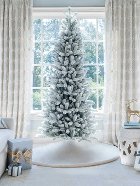 Árvore de Natal artificial fina King Flock® de 8 pés com 700 luzes LED brancas quentes