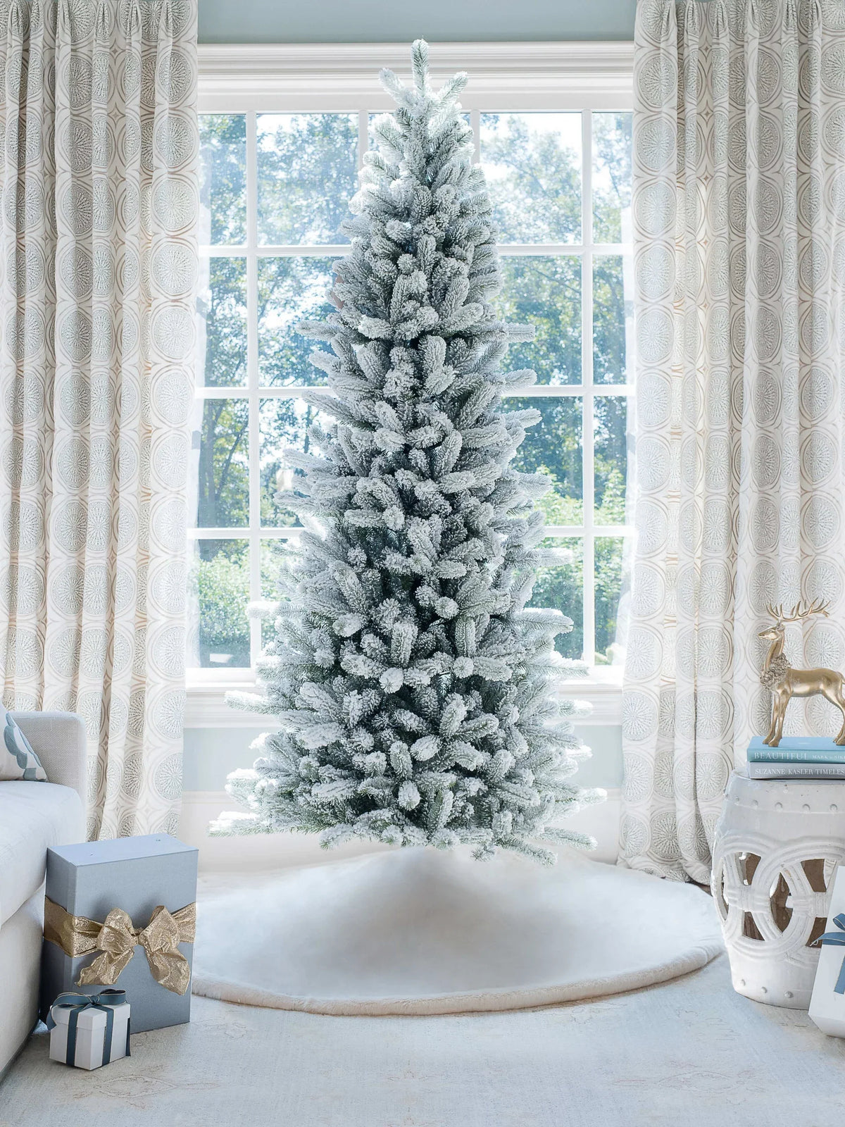 Árvore de Natal artificial fina King Flock® de 9 pés com 900 luzes LED brancas quentes