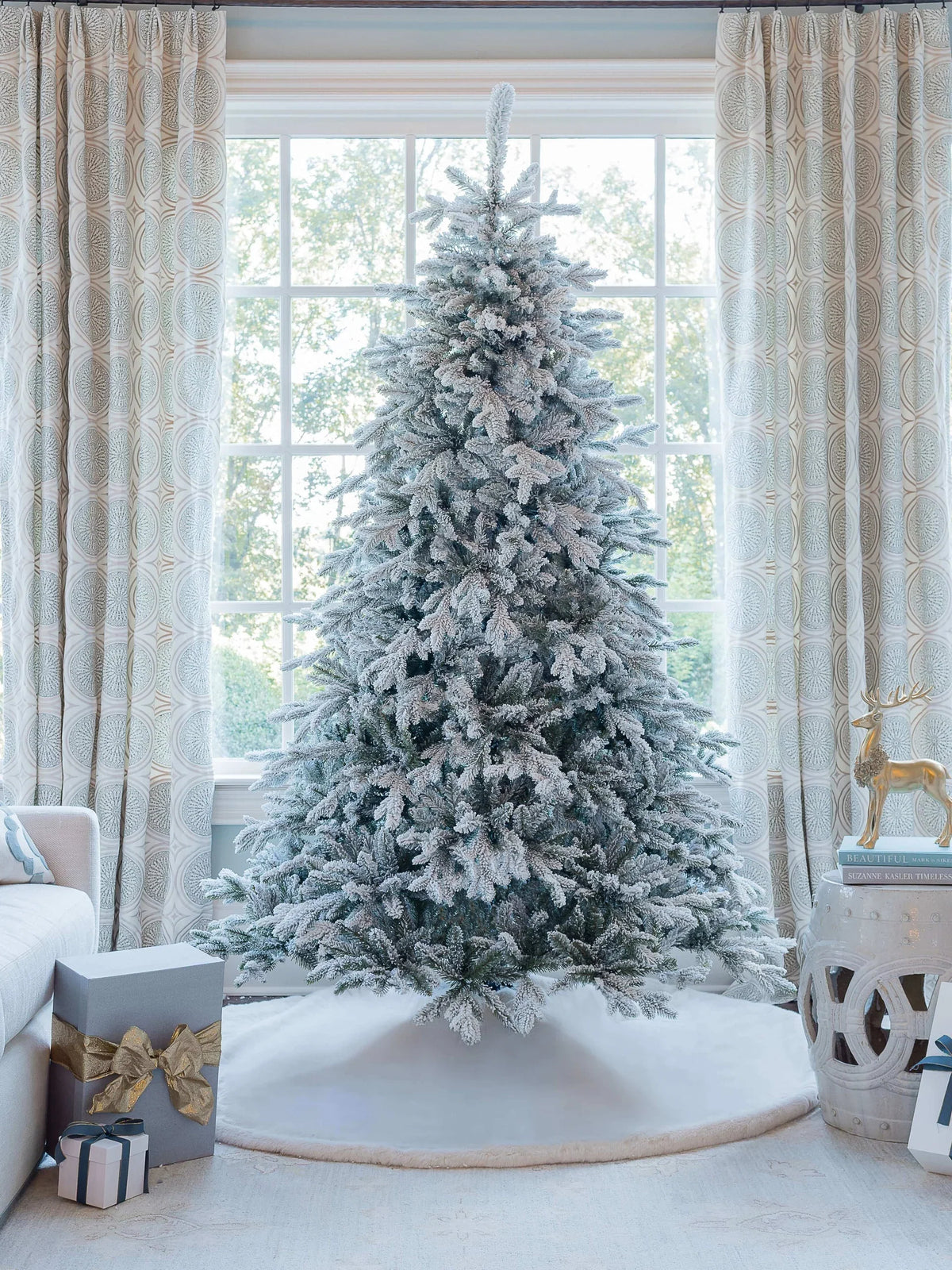 Árvore de Natal artificial Queen Flock® de 6,5 pés com 650 luzes LED brancas quentes