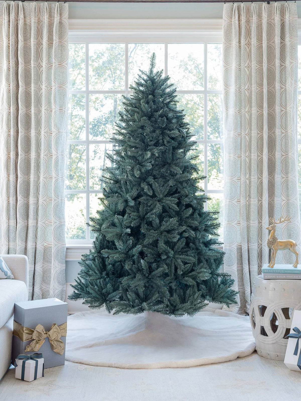 Árvore de Natal artificial de abeto azul Tribeca de 7 pés com 550 luzes LED brancas quentes