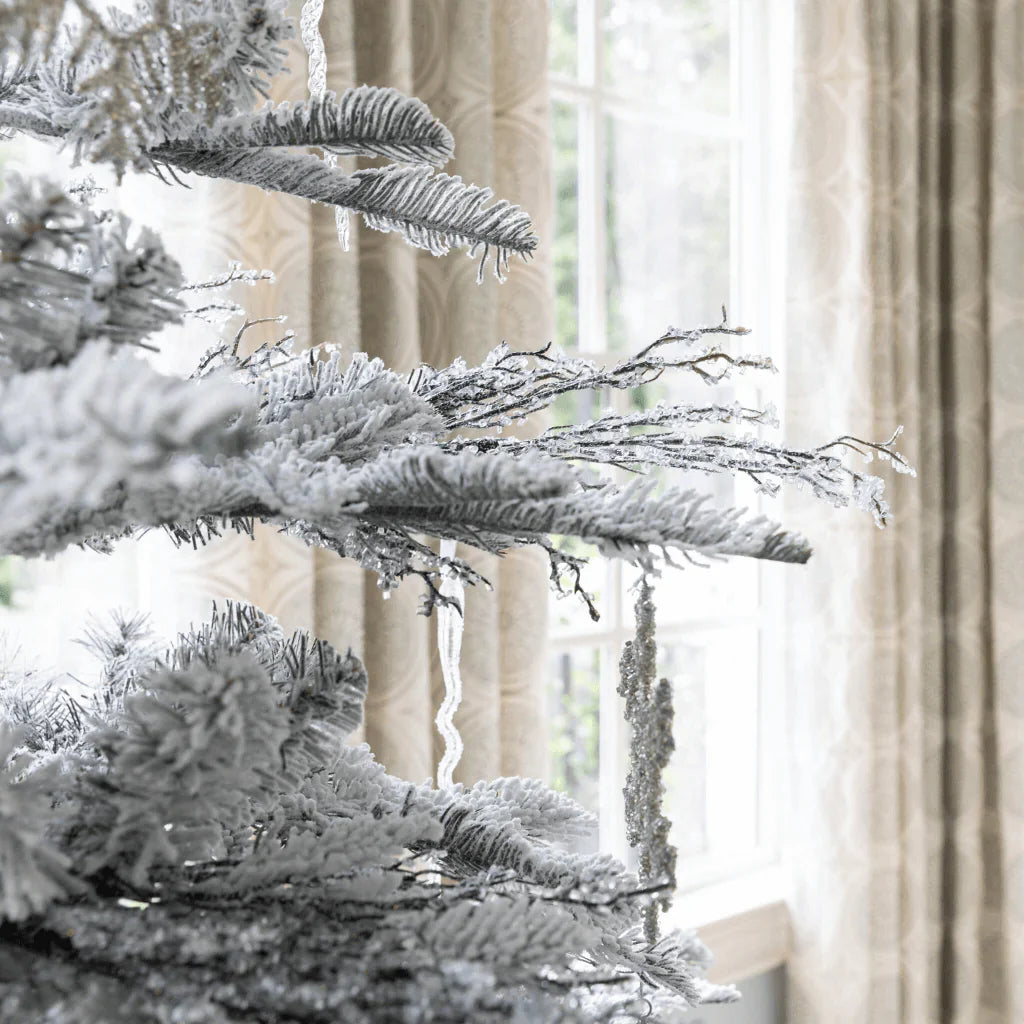 Árvore de Natal artificial King Noble Flock de 7 pés com 500 luzes LED brancas quentes