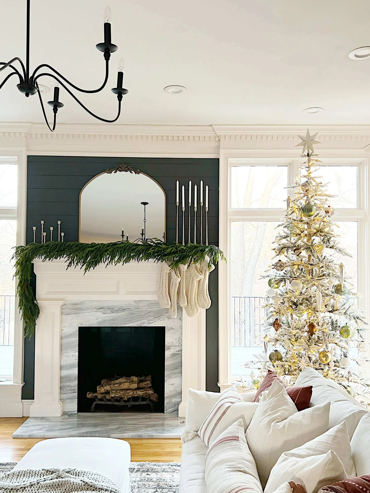 Árvore de Natal artificial King Noble Flock de 7 pés com 500 luzes LED brancas quentes