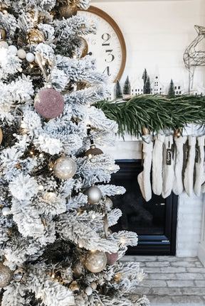 Árvore de Natal artificial King Flock® de 6,5 pés com 600 luzes LED brancas quentes