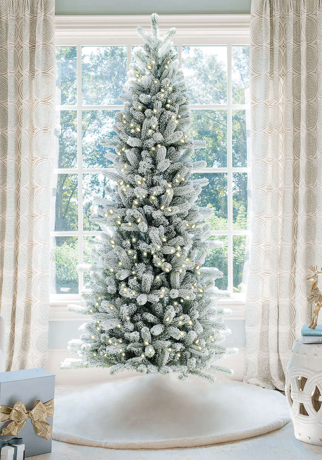 Árvore de Natal artificial fina King Flock® de 6,5 pés com 500 luzes LED brancas quentes