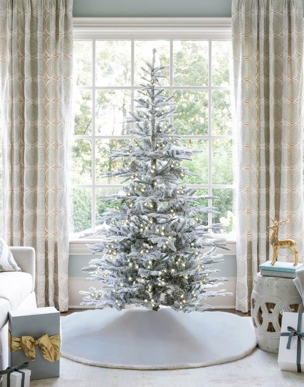 Árvore de Natal artificial King Noble Flock de 7 pés com 500 luzes LED brancas quentes