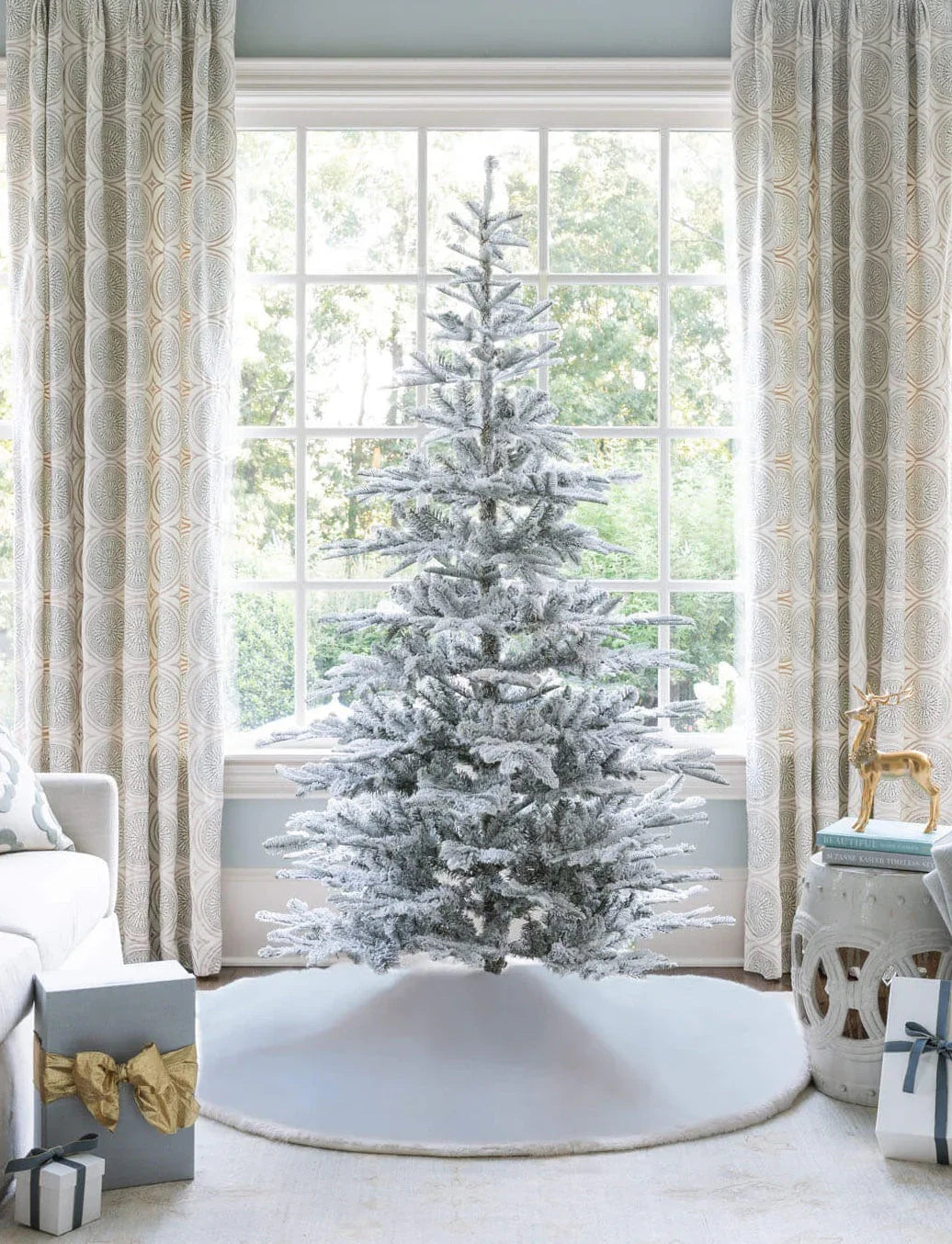 Árvore de Natal artificial King Noble Flock de 7 pés com 500 luzes LED brancas quentes