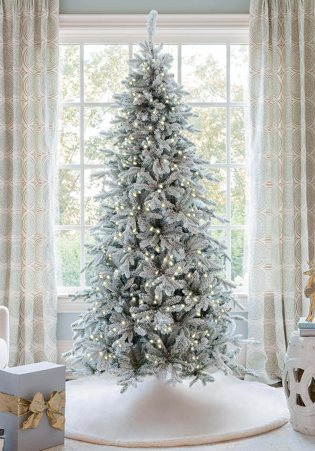 Árvore de Natal artificial fina Queen Flock® de 6,5 pés com 500 luzes LED brancas quentes