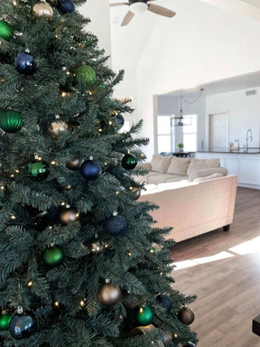 Árvore de Natal artificial de abeto azul Tribeca de 7 pés com 550 luzes LED brancas quentes