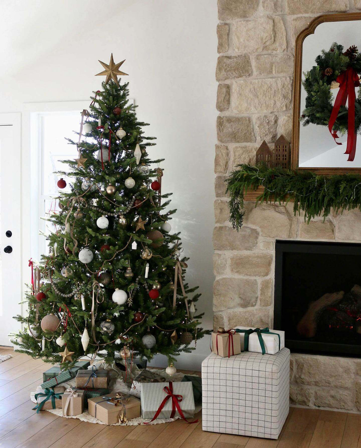 Árvore de Natal artificial de abeto alpino de 7,5 pés com 800 luzes LED brancas quentes