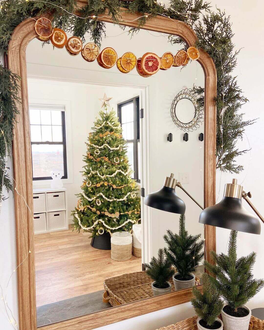 Árvore de Natal artificial de abeto Yorkshire de 7,5 pés com 600 luzes LED brancas quentes
