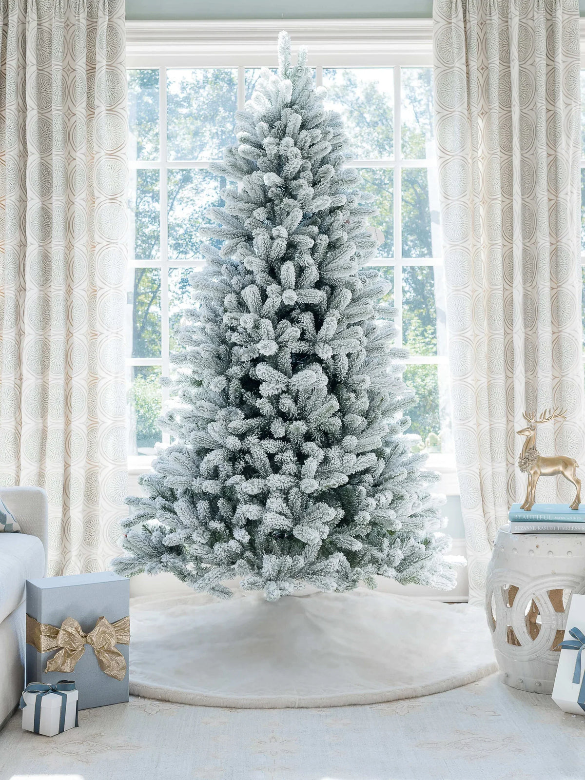 Árvore de Natal artificial King Flock® de 6,5 pés com 600 luzes LED brancas quentes
