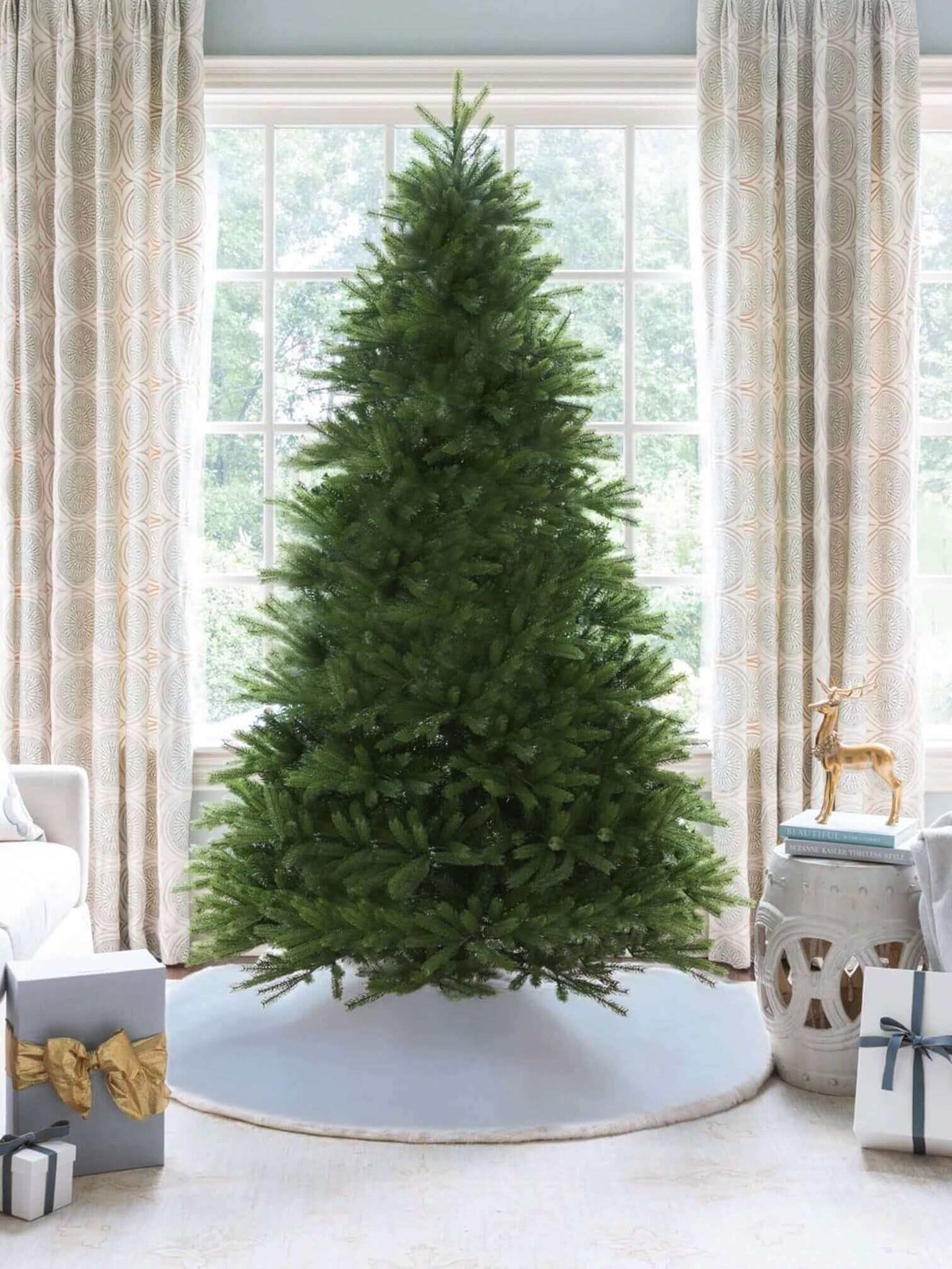 Árvore de Natal artificial de abeto King Fraser de 6,5 pés com 750 luzes LED brancas quentes
